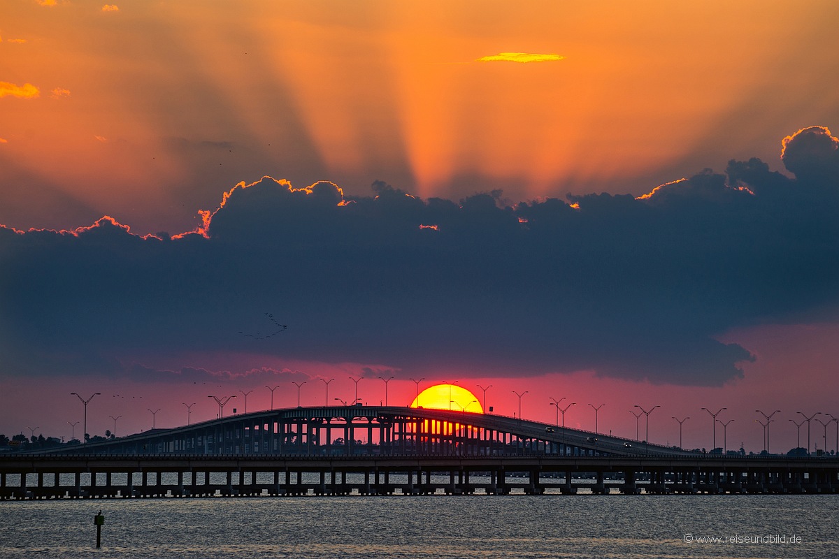 Sonnenuntergang hinter Brücke 2b