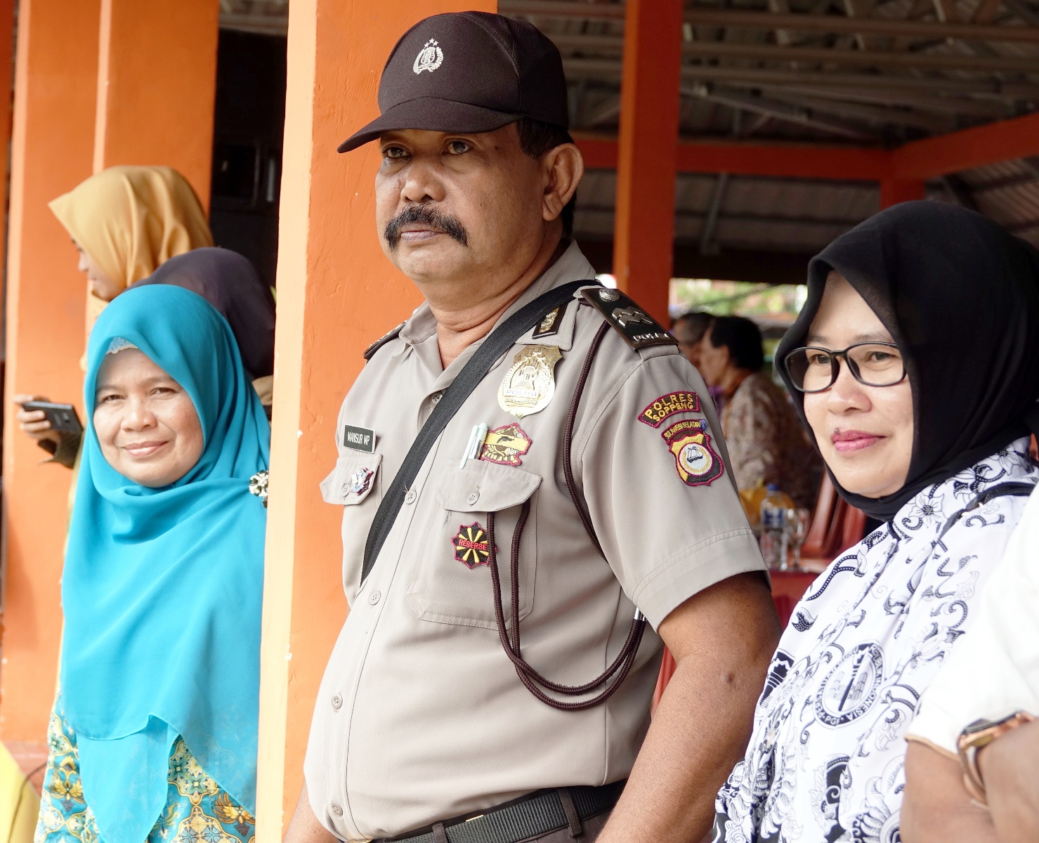 Ortspolizist auf Sulawesi
