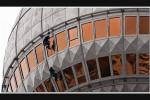 Industriekletterer hängen am Berliner Fernsehturm