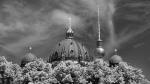 Berliner Dom mit Fernsehturm dahinter