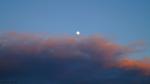farbige Wolken (Sonnenuntergang) / Mond