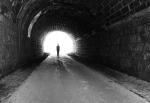 Der Schattenriss im Licht am Ende des Tunnels