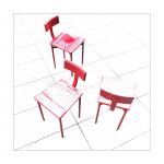 Drei rote Stühle