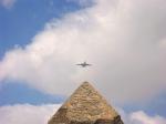 Chefrenpyramide und Airliner