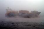 Container- Schiff im Nebel