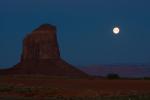 (82)	Monument Valley bei Moonset