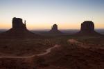 (84)	Monument Valley Trio kurz vor Sunrise
