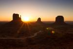 (86)	Monument Valley Trio bei Sunrise