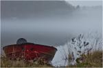 Rotes Boot im Nebel