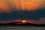 Sonnenuntergang mit Brücke