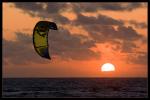Kitesurfer im Sonnenuntergang