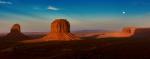 Vollmond über Monument Valley