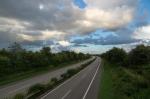 Autobahn im Grünen - Wolken