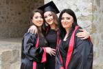 Drei frisch ausstudierte aserbeidschanische Musikerinnen feiern ihr Examen