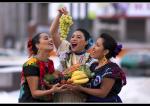 3 Damen aus Mexico mit Früchten.