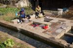 Naxi-Frauen beim Waschen