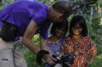 Kids im Dayak Dorf sehen Ihre Bilder