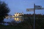 Burgsee mit Schloss zur Blauen Stunde